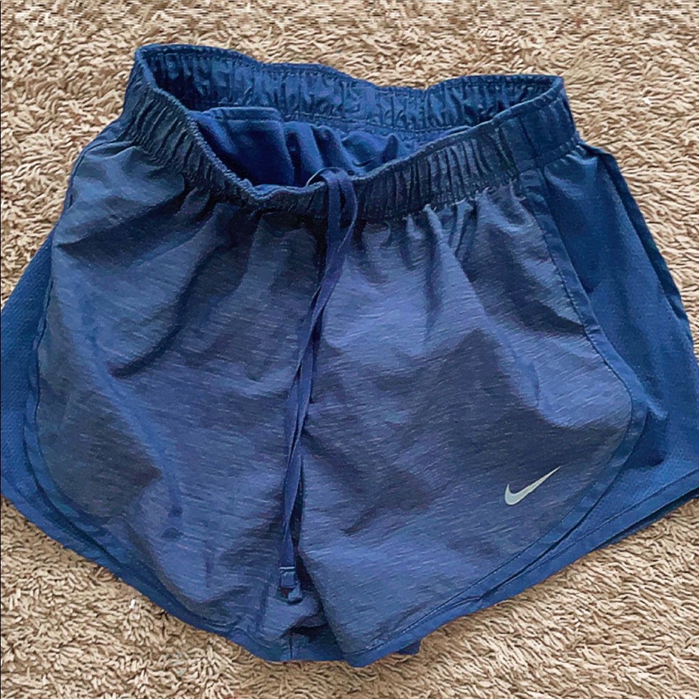 Athletic shorts • Nike • size small